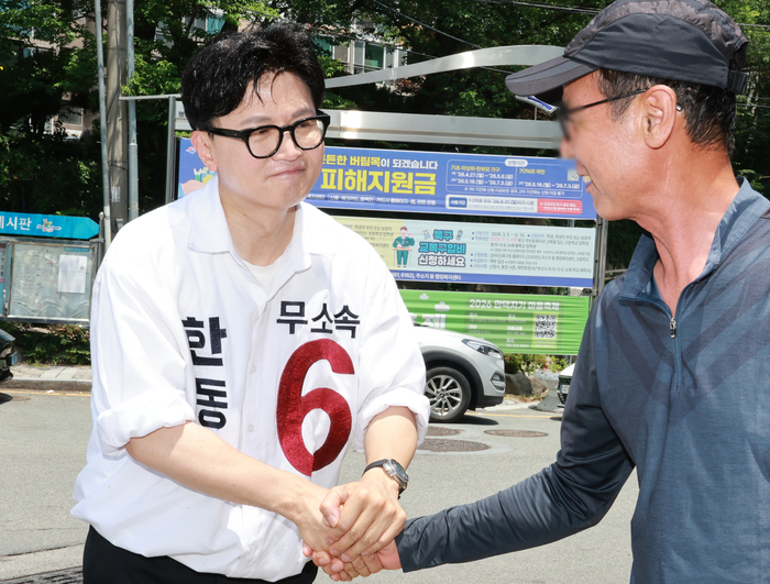무소속 한동훈 부산 북갑 국회의원 보궐선거 후보가 25일 오후 부산 북구 만덕동 일원에서 주민들과 인사하고 있다. 연합뉴스