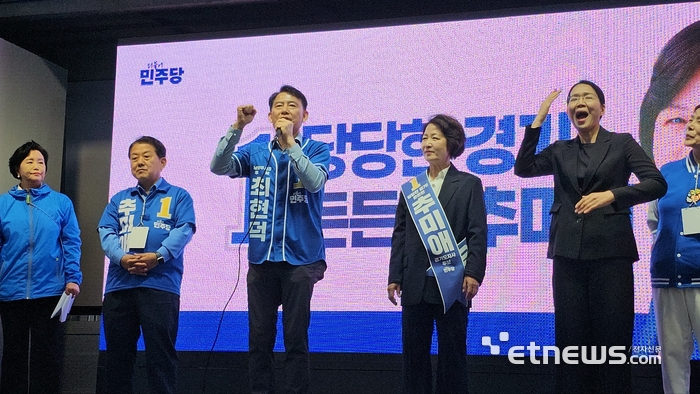 최현덕 더불어민주당 남양주시장 후보(왼쪽 세 번째)가 21일 오후 평내호평역 1번 출구 앞 광장에서 출정식을 열고 인사말을 하고 있다. 최현덕 남양주시장 후보 선거사무실 제공.