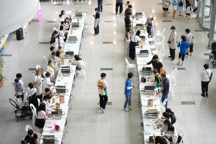 지난해 열린 '2025 빵지순례 빵빵데이' 베이킹 체험 프로그램에 참가한 시민들이 호두과자 만들기를 하고 있다.