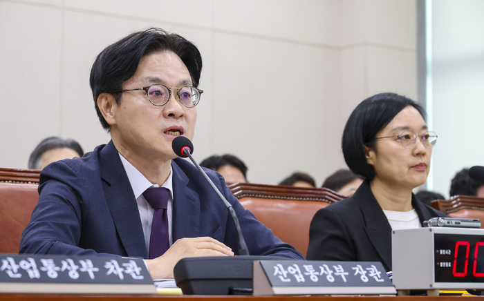 김정관 산업통상부 장관이 19일 국회에서 산업통상자원중소벤처기업위원회 전체 회의에 출석해 삼성전자 파업과 관련한 의원 질의에 답하고 있다. 연합뉴스