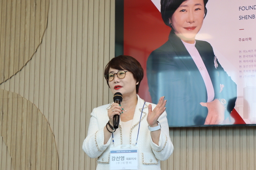 최근 열린 이노비즈 PR데이에서 '쉬엔비'의 강선영 대표가 자사 주요 사업과 해외 진출 동향 등을 설명하고 있다.