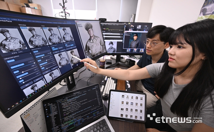 AI 기술의 발달로 옛날 사진도 복원이 가능해졌다. 6.25 전쟁 74주년을 앞둔 24일, 경기도 수원시 성균관대 데이터기반 융합 보안 연구실에서 연구원이 AI 프로그램으로 4단계를 거쳐 복원된 맥아더 UN군 총사령관과 백선엽 장군의 사진을 리뷰하고 있다. 박지호기자 jihopress@etnews.com