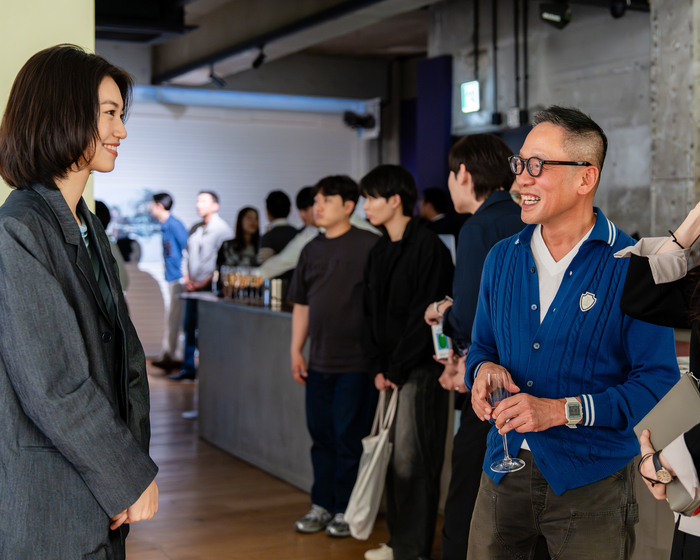 현대카드 스토리지에서 열린 전시를 둘러보는 정태영 현대카드 부회장(오른쪽)과 김도연 배우