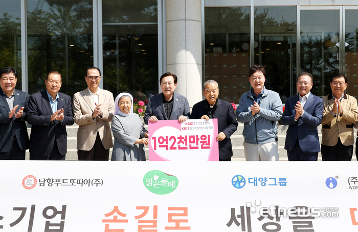 윤시몬 수녀(왼쪽 네번째부터)와 김기문 중기중앙회 회장,  오웅진 신부 등이 꽃동네재단에서 기부물품 전달식을 진행하고 기념 촬영을 하고 있다.