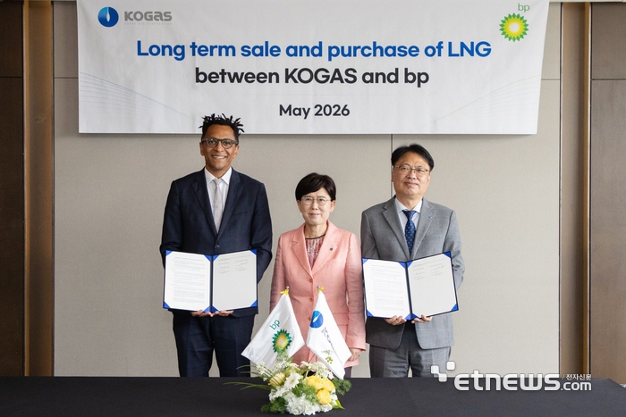 가스공사와 BP가 21일 서울에서 장기 LNG 도입계약을 체결했다. 사진 왼쪽부터 서명식 행사에 참석한 제롬 밀롱고 BP 글로벌 LNG사업 본부장, 최연혜 가스공사 사장, 이문희 마케팅 본부장. 가스공사 제공