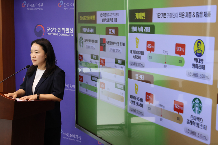 이정빈 한국소비자원 식품미생물팀장이 28일 정부세종청사 공정거래위원회 기자실에서 스타벅스, 빽다방 등 프랜차이즈 카페 차음료 12개 제품에 대한 비교 분석 결과를 발표하고 있다. (사진=연합뉴스)