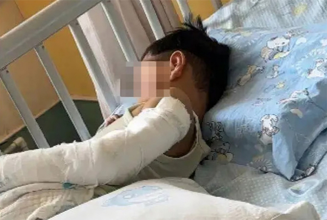 11층에서 떨어져 기적적으로 살아남은 4세 소년. 사진=SCMP