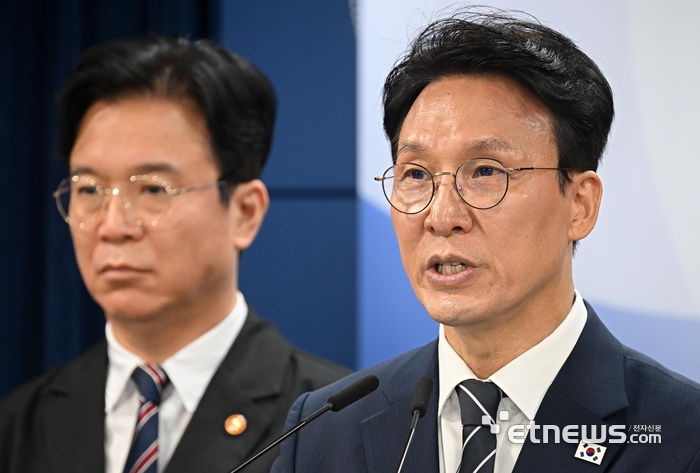김민석 국무총리가 17일 서울 종로구 정부서울청사에서 삼성전자 파업 관련 대국민 담화를 발표하고 있다. 김 총리는 “사실상 마지막 기회인 내일(18일) 사후조정에서 노사가 반드시 성과를 내주시기를 온 국민과 함께 간절히 요청드린다”라고 당부했다.  이동근기자 foto@etnews.com