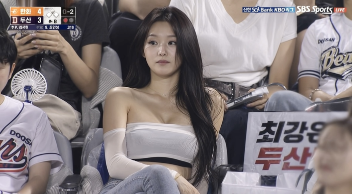 인공지능(AI) 콘텐츠로 추정되는 중계 영상 속 한 여성. 사진=인스타그램 캡처