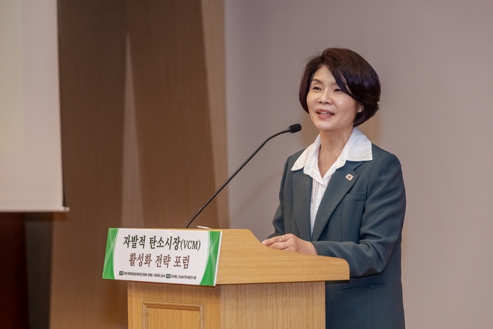 한정애 더불어민주당 정책위의장이 6일 국회도서관에서 열린 '자발적 탄소시장(VCM) 활성화 전략 포럼'에서 축사를 전하고 있다. 사진 출처 : SDX재단