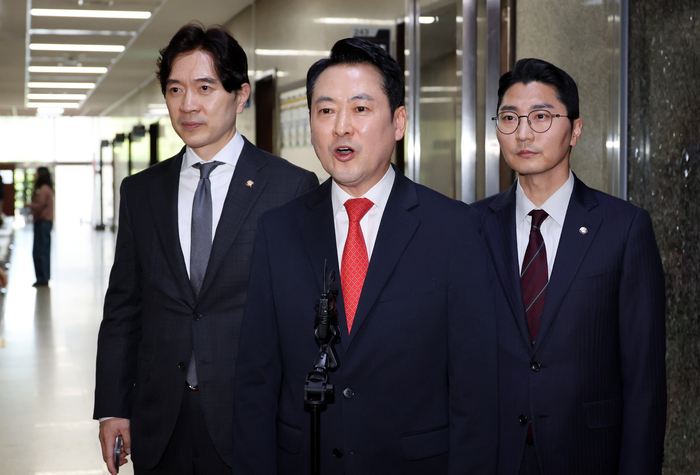 국민의힘 장동혁 대표가 6일 국회 당 대표실에서 우원식 국회의장과 면담을 마친 뒤 기자들 질의에 답하고 있다. 연합뉴스
