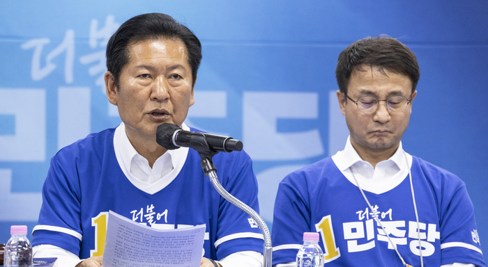 더불어민주당 정청래 총괄상임선대위원장이 25일 전북 정읍시 이학수 정읍시장 후보 선거사무소에서 열린 중앙선거대책위원회 회의에서 발언하고 있다. 연합뉴스