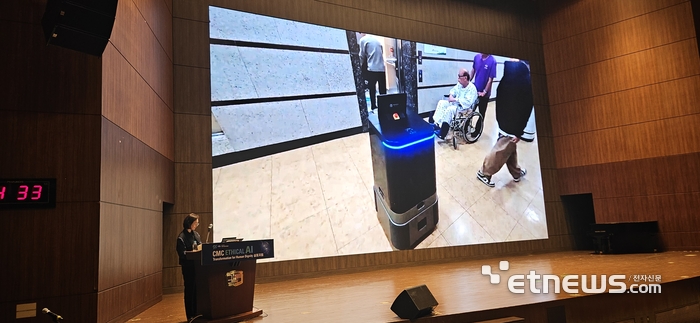 제승아 현대차 로보틱스랩 로보틱스CX팀 상무가 한림대성심병원에서 '달이 딜리버리'의 개념검증 현장을 영상으로 소개하고 있다. (사진=배옥진)
