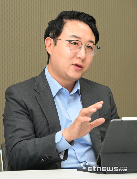 박한국 케이에스넷 대표가 29일 서울 우면동 잔자신문 본사에서 길재식 디지털금융부 부국장과 인터뷰를 하고 있다. 김동욱기자 gphoto@etnews.com