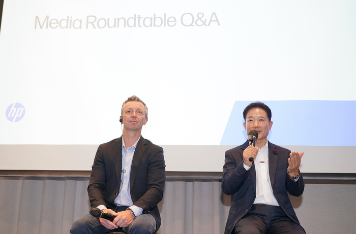 데이비드 맥쿼리 HP CCO(왼쪽)와 강용남 HP코리아 대표가 질의응답에 답변하고 있다.