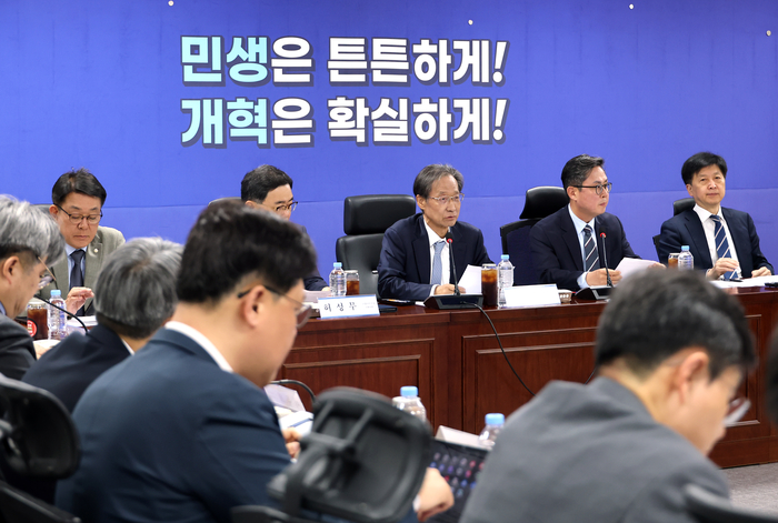 7일 국회 의원회관에서 열린 중동전쟁 경제대응특위 5차 회의에서 유동수 위원장이 인사말을 하고 있다. 연합뉴스
