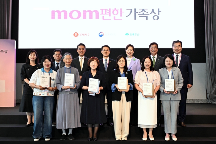 앞줄 mom편한 가족상 개인 및 단체 수상자 6팀과 뒷줄 왼쪽부터 김지수 한국건강가정진흥원 본부장, 은성호 보건복지부 인구사회서비스정책실장, 노준형 롯데지주 대표, 김진오 저출산고령사회위원회 부위원장, 박성연 이화여자대학교 부총장, 황영기 초록우산 어린이재단 회장, 임성복 롯데지주 커뮤니케이션실장.