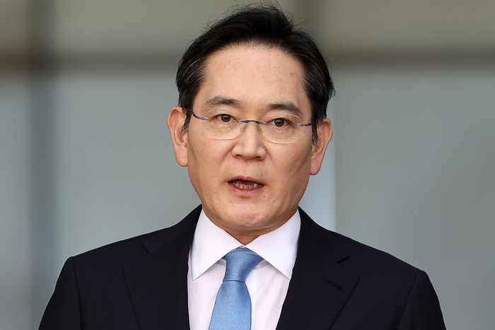 해외 출장을 마치고 급거 귀국한 이재용 삼성전자 회장이 16일 서울 김포비즈니스항공센터(SGBAC)에서 입장문을 발표하고 있다. (사진=연합뉴스)