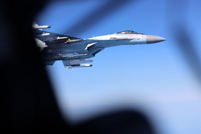 지난달 중순 흑해 상공에서 영국 정찰기 가까이 근접 비행하며 위협을 가한 러시아 전투기 Su-35. 사진=영국 국방부 / AFP 연합뉴스