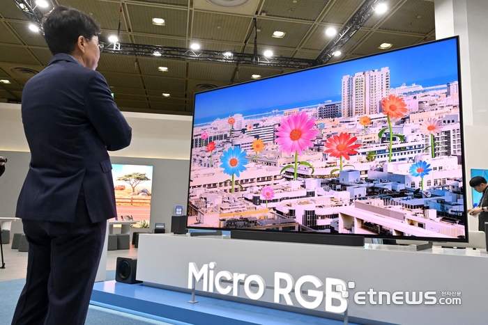 관람객이 지난달 '월드IT쇼 2026' 삼성전자 부스에서 115인치 마이크로 RGB TV를 살펴보고 있다. 김민수기자 mskim@etnews.com