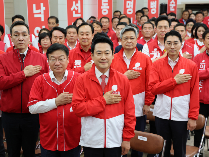 국민의힘 장동혁 상임선거대책위원장과 정점식 정책위의장, 김민수 최고위원 등이 19일 경남 창원시 국민의힘 경남도당에서 열린 선거대책위원회 및 필승결의대회에서 국기에 경례하고 있다. 연합뉴스