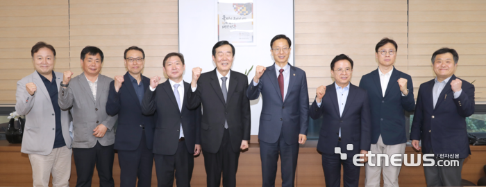 김용선 지식재산처장(왼쪽 여섯 번째)이 고기석 한국지식재산서비스협회장(왼쪽 다섯 번째) 등 참석자들과 간담회를 마치고 기념 촬영했다.