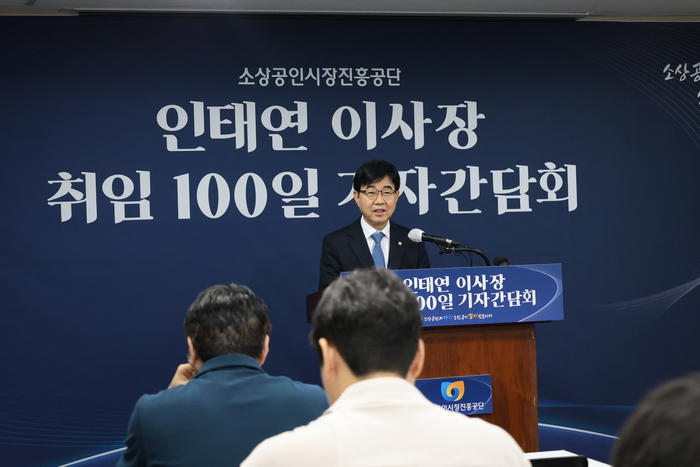 인태연 소상공인시장진흥공단 이사장이 20일 서울 여의도 중소기업중앙회에서 열린 기자간담회에서 올 하반기 소상공인 관련 주요 정책 추진 방향을 설명하고 있다.