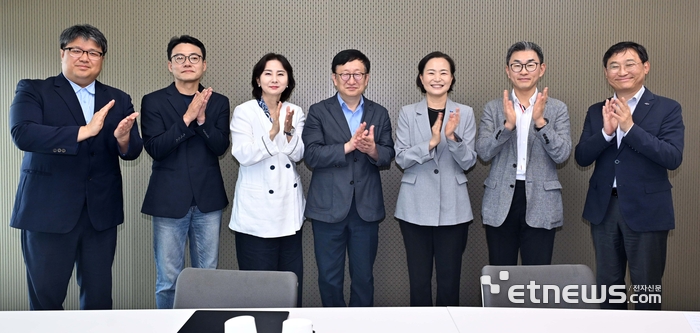 이재명 정부 AI 정책 좌담회가 28일 서울 서초구 전자신문 본사에서 열렸다. 왼쪽부터 조정형 전자신문 정치정책부장, 김동환 포티투마루 대표, 박연정 한국SW·AI산업협회 AI총괄, 이원태 국가AI전략위원회 보안특위 위원장, 이해민 조국혁신당 의원, 최경진 한국인공지능법학회 회장, 김득중 정보통신산업진흥원 부원장. 김민수기자 mskim@etnews.com