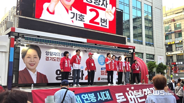 국민의힘 하은호 군포시장 후보(왼쪽 두 번째)와 양향자 경기지사 후보(왼쪽 네 번째)가 23일 오후 군포 산본로데오거리에서 합동 유세를 펼쳤다. 하은호 군포시장 후보 선거사무실 제공.