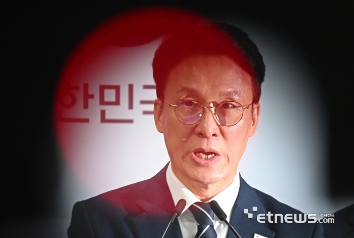 김민석 국무총리가 17일 서울 종로구 정부서울청사에서 삼성전자 파업 관련 대국민 담화를 발표하고 있다. 김 총리는 “사실상 마지막 기회인 내일(18일) 사후조정에서 노사가 반드시 성과를 내주시기를 온 국민과 함께 간절히 요청드린다”라고 당부했다.  이동근기자 foto@etnews.com