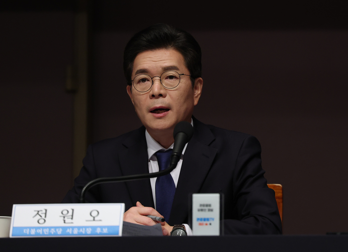 더불어민주당 정원오 서울시장 후보가 20일 서울 중구 한국프레스센터에서 열린 관훈토론회에서 패널들의 질문에 답하고 있다.  연합뉴스