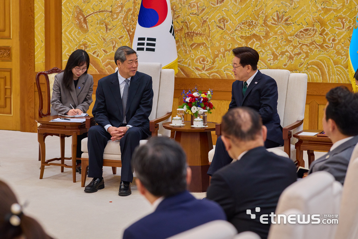 이재명 대통령이 13일 청와대에서 허리펑 중국 국무원 부총리를 접견하고 있다.  청와대 제공