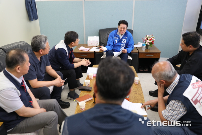최대호 더불어민주당 안양시장 후보가 11일 노동계와 소상공인 단체를 잇달아 만나 대화를 나눴다.