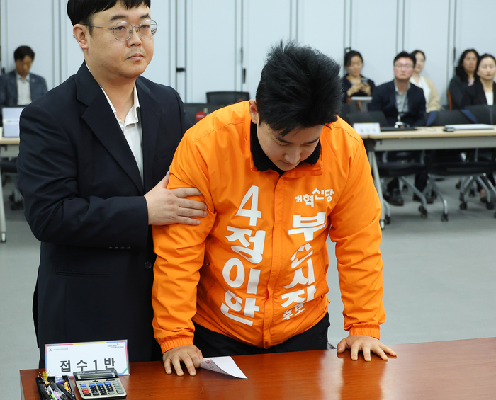 개혁신당 정이한 부산시장 후보가 14일 오전 부산 연제구 부산시선거관리위원회에서 6·3 지방선거 부산시장 후보자 등록을 마친 뒤 부축을 받고 있다. 정 후보는 방송 TV 토론에서 배제된 것에 반발해 7일째 단식을 이어가고 있다. 연합뉴스