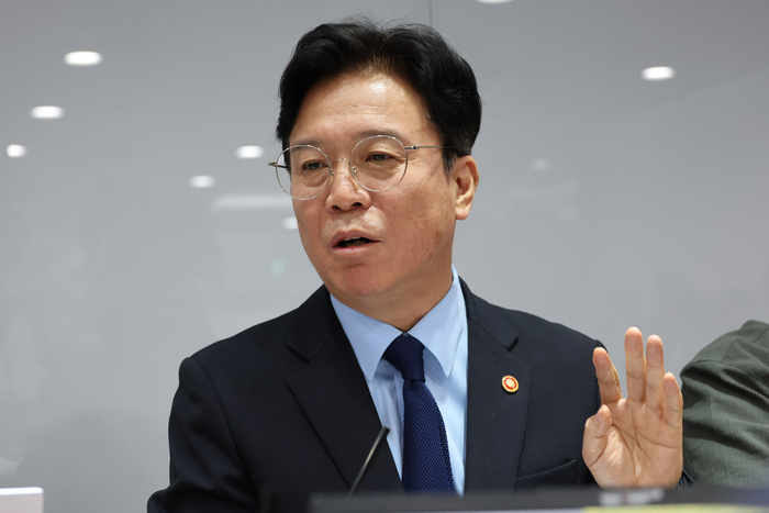 김영훈 고용노동부 장관이 27일 정부세종청사 고용노동부 기자실에서 열린 출입기자단 차담회에서 국민주권정부 1년간 이룬 성과와 삼성전자 노사문제 등 노동 현안에 대해 발언하고 있다. 연합뉴스.