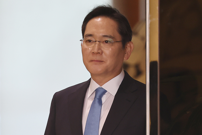 이재용 삼성전자 회장이 16일 서울 김포비즈니스항공센터를 통해 귀국하고 있다. (사진=연합뉴스)