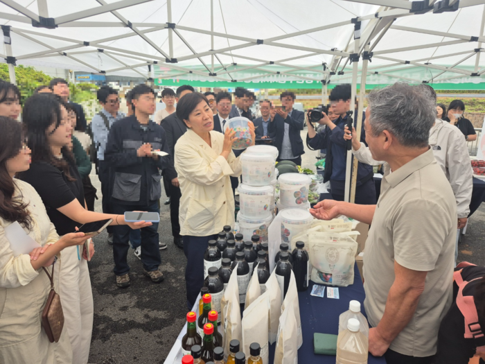송미령 농림축산식품부 장관이 28일 전북 순창군 풍산면 농어촌 기본소득 시범사업 현장을 찾아 주민들과 이동장터 운영 현황을 살펴보고 있다.