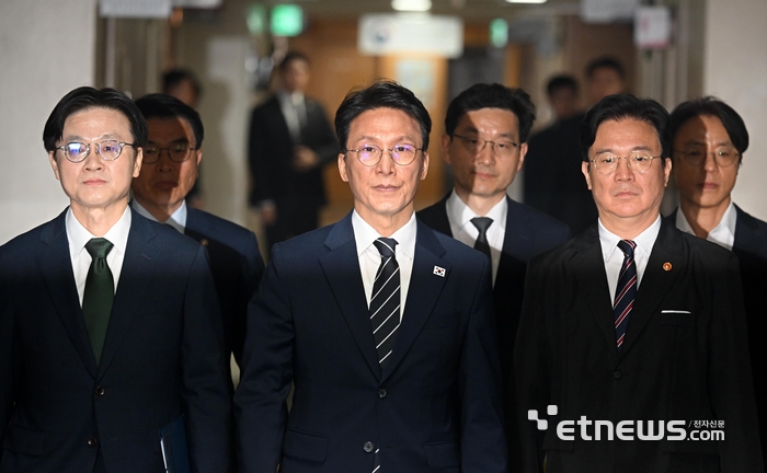 김민석 국무총리가 17일 서울 종로구 정부서울청사에서 삼성전자 파업 관련 대국민 담화를 발표하기 위해 브리핑룸으로 향하고 있다. 앞줄 왼쪽부터 김정관 산업통상부 장관, 김 총리, 김영훈 고용노동부 장관. 이동근기자 foto@etnews.com
