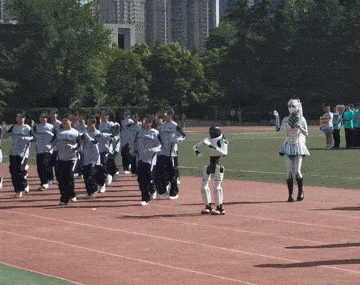 지난 23일 중국 산시성의 한 대학교에서 공연용 로봇이 오작동을 일으켜 사람에게 돌진하고 있다. 사진=신쾌보 캡처
