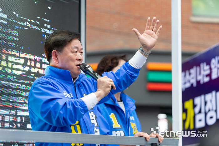 박승원 더불어민주당 광명시장 후보가 21일 광명 하안사거리와 철산상업지구 로데오광장에서 출정식을 개최했다.