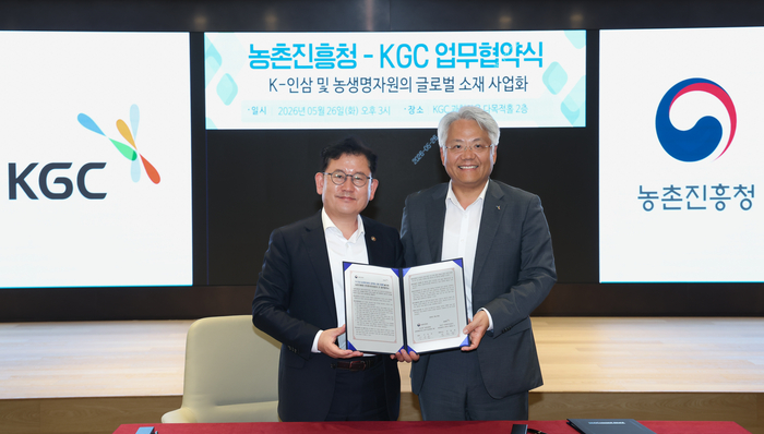 이승돈 농촌진흥청 청장(왼쪽)과 임왕섭 KGC 대표이사가 26일 경기도 과천 KGC 사옥에서 인삼·농생명자원 소재 사업화 협력을 위한 업무협약(MOU)을 체결한 뒤 기념촬영하고 있다. (사진=농촌진흥청)