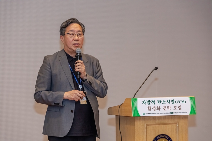 전하진 SDX재단 이사장이 6일 국회도서관에서 열린 '자발적 탄소시장(VCM) 활성화 전략 포럼'에서 'VCM 활성화를 위한 살림셀 전략'을 주제로 기조발제를 하고 있다. 사진 출처 : SDX재단