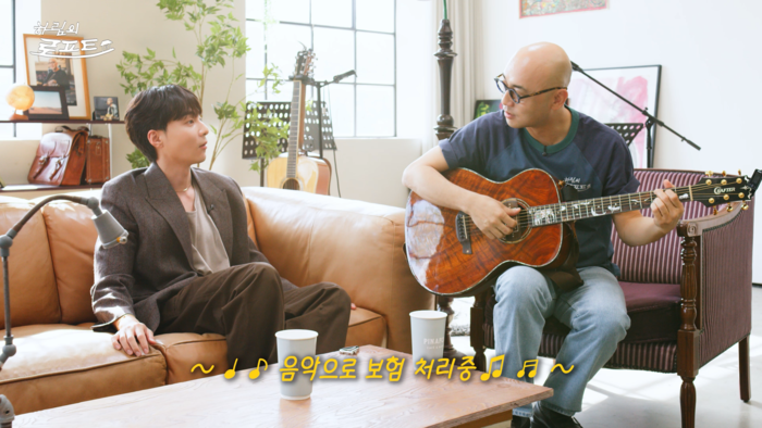 유튜브 채널 '텅 빈 스튜디오' 첫 출연자 로이킴과 하림(오른쪽).
