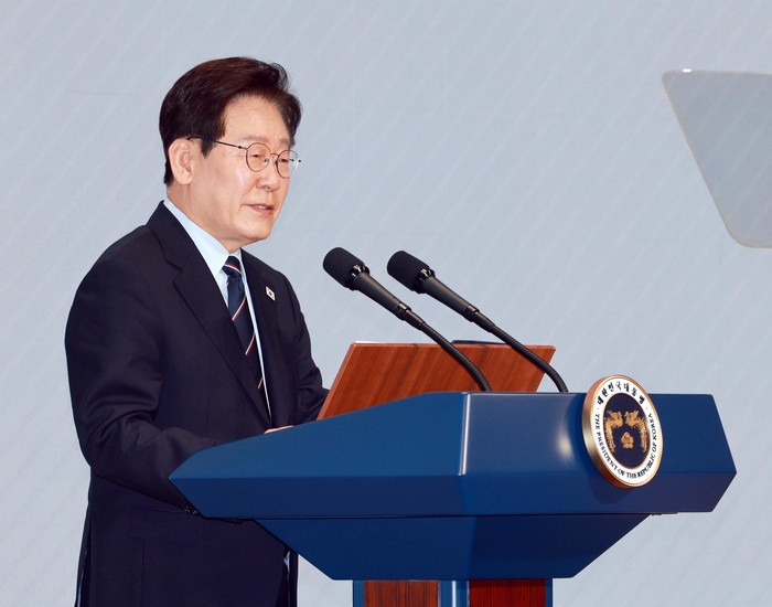 이재명 대통령이 8일 서울 중구 대한상공회의소에서 열린 어버이날 기념식에서 축사를 하고 있다. 연합뉴스