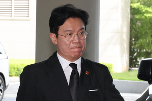 집무실 들어가는 김영훈 노동부 장관(연합뉴스)
