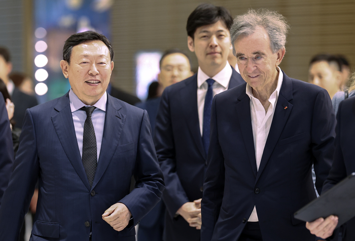베르나르 아르노 루이뷔통모에헤네시(LVMH) 회장이 11일 신동빈 롯데그룹 회장과 함께 잠실롯데타워로 들어서고 있다. 〈자료 연합뉴스〉
