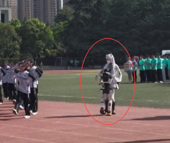 지난 23일 중국 산시성의 한 대학교에서 공연용 로봇이 오작동을 일으켜 사람에게 돌진하고 있다. 사진=신쾌보 캡처