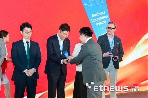 지정석 아이엘로보틱스 대표이사가 애지봇 'Business Innovation Award'를 수상하고 있는 모습. (사진=아이엘로보틱스)