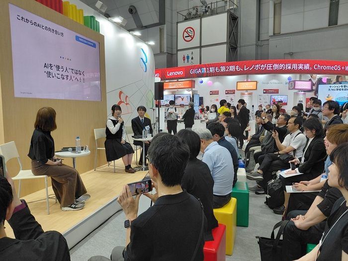 지난 14일(현지시간) 일본 도쿄에서 열린 'EDIX Tokyo 2026'에서 진행된 구글 대담 세션에서 일본 고등학생과 대학생이 AI 활용에 관한 자신의 경험을 소개하고 있다. (사진=마송은 기자)