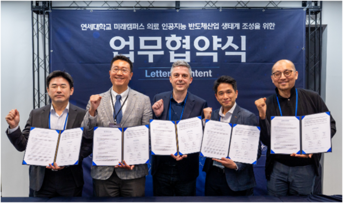 (왼쪽부터)이상헌 휴니버스글로벌 대표, 강병주 인드림헬스케어 대표, 스벤 스테이거 비스카AI 최고경영자(CEO), 타이 조지 심텀트레이스 CEO 타이 조지, 이주석 넘프 대표가 헬스케어 AI 국제 연합 출범식에서 기념촬영했다.(사진=휴니버스글로벌)